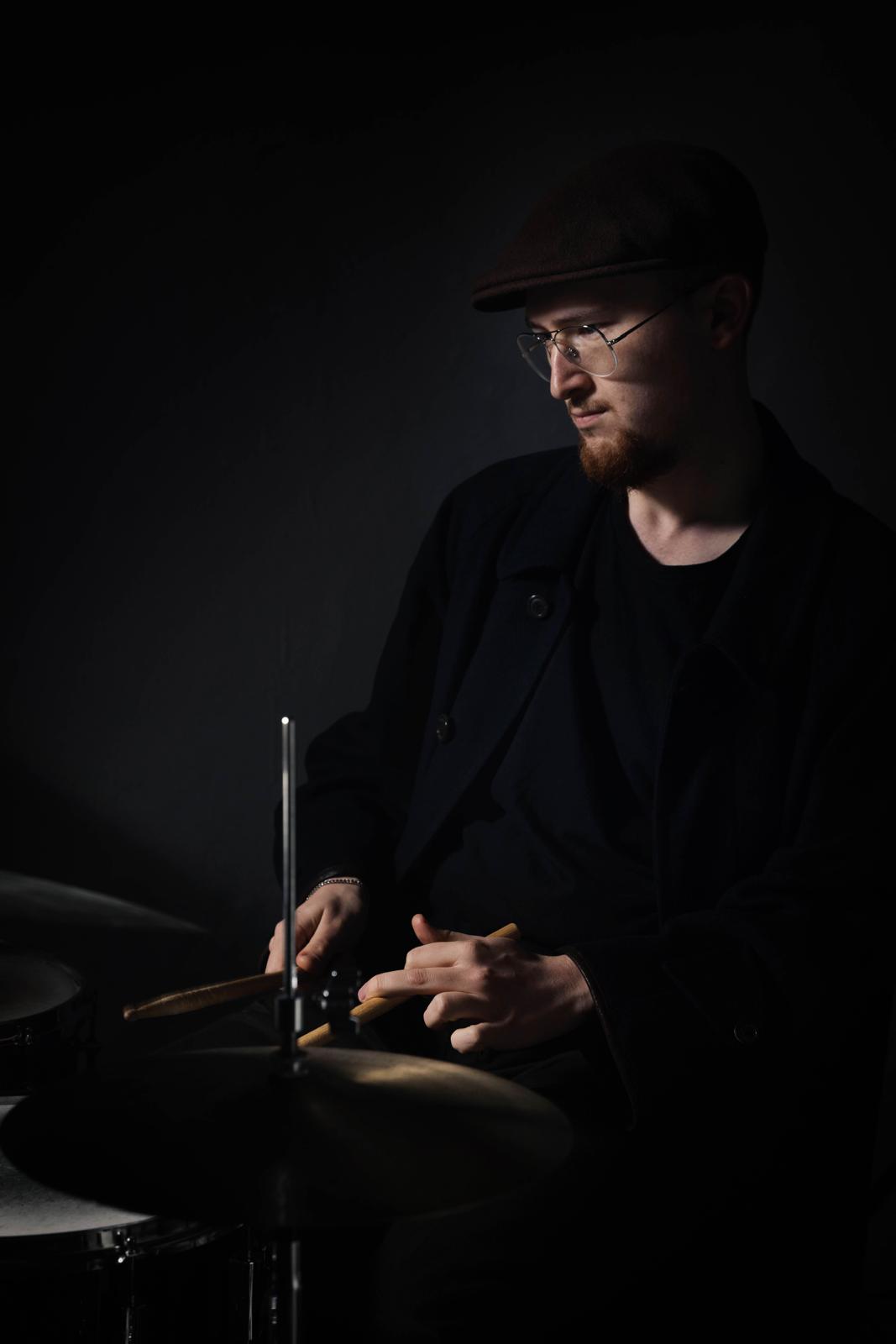 Dimitri Frenkel on drums