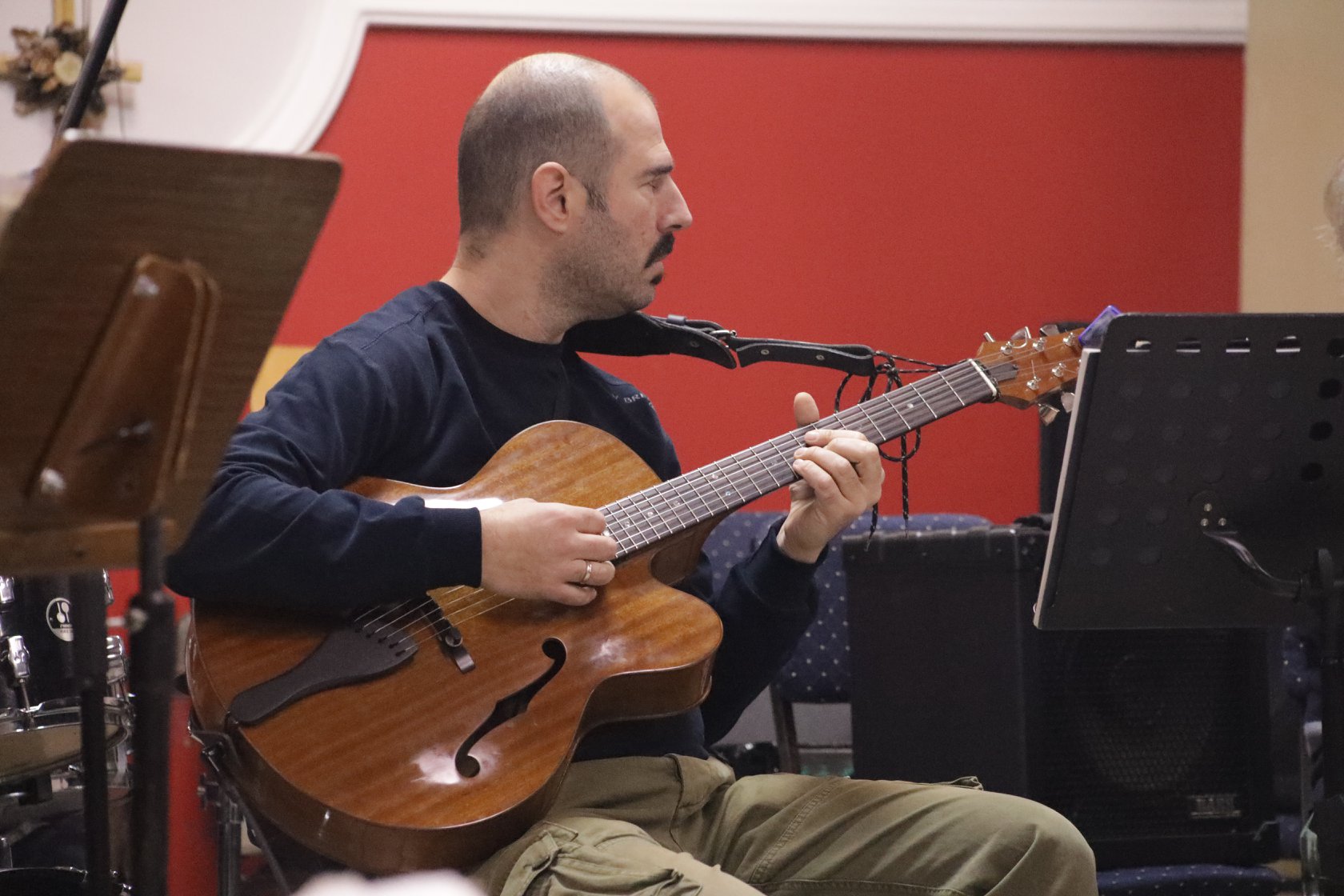 Vladimir Mandarić playing guitar